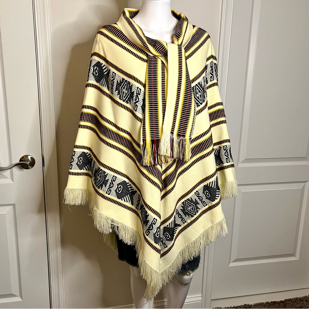Tejidos Diaz OS Ecuador Andean Incan Design Cream Wool Blend Fringed Poncho